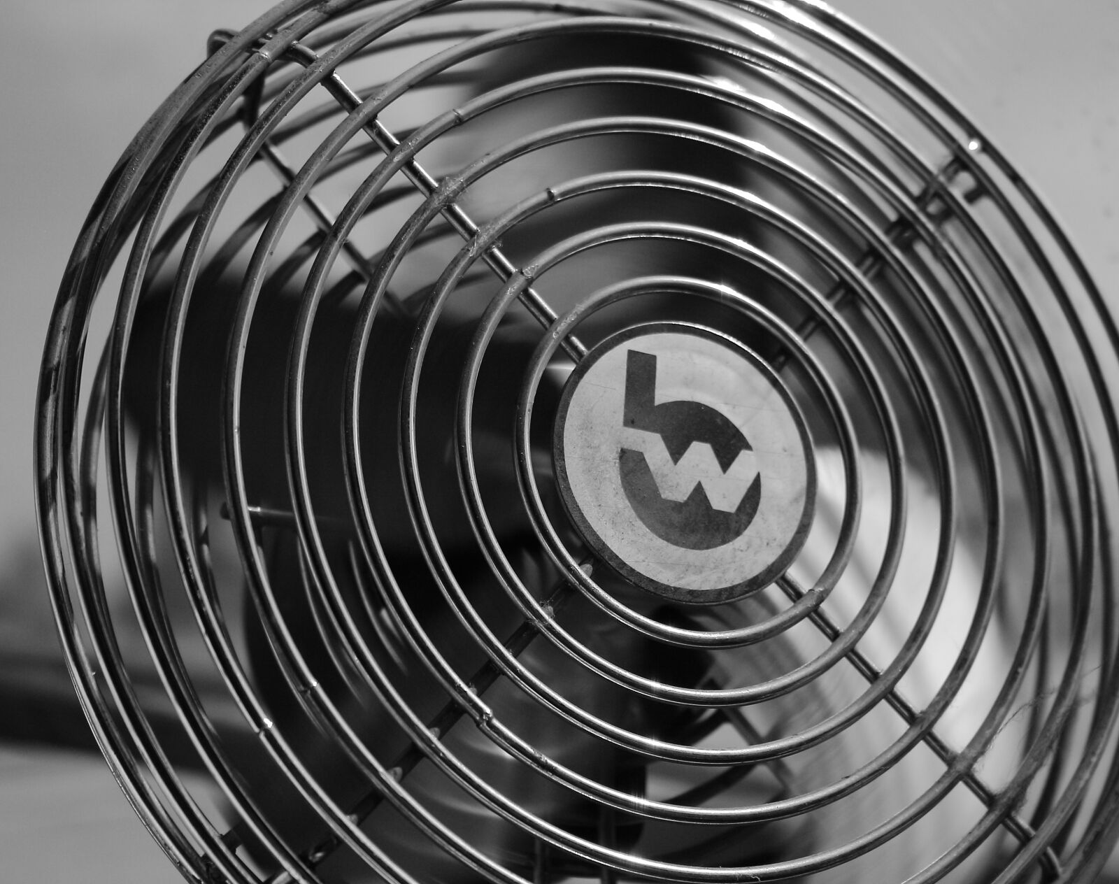 Canon EOS 400D (EOS Digital Rebel XTi / EOS Kiss Digital X) sample photo. Fan, black and white photography