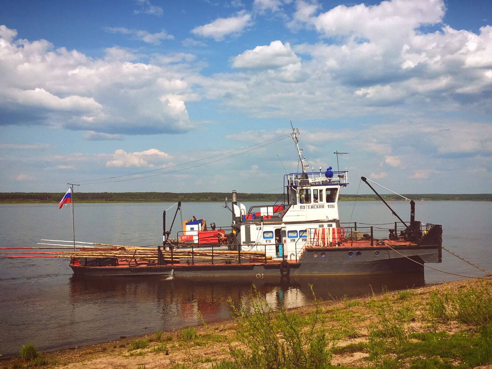 iPhone SE back camera 4.15mm f/2.2 sample photo. Ship, boat, river photography