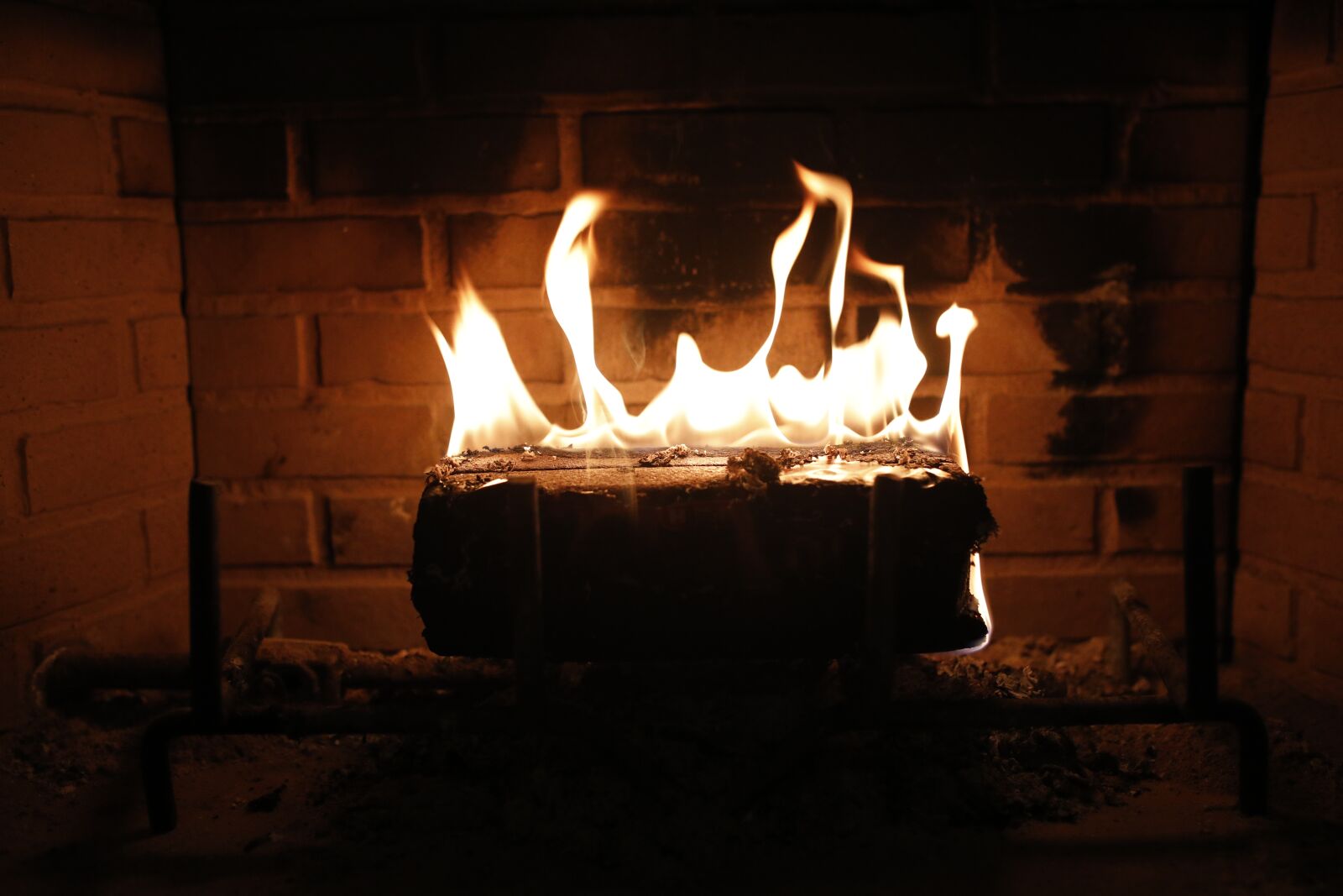 Canon EOS 5D Mark IV sample photo. Fire, fireplace, flame photography