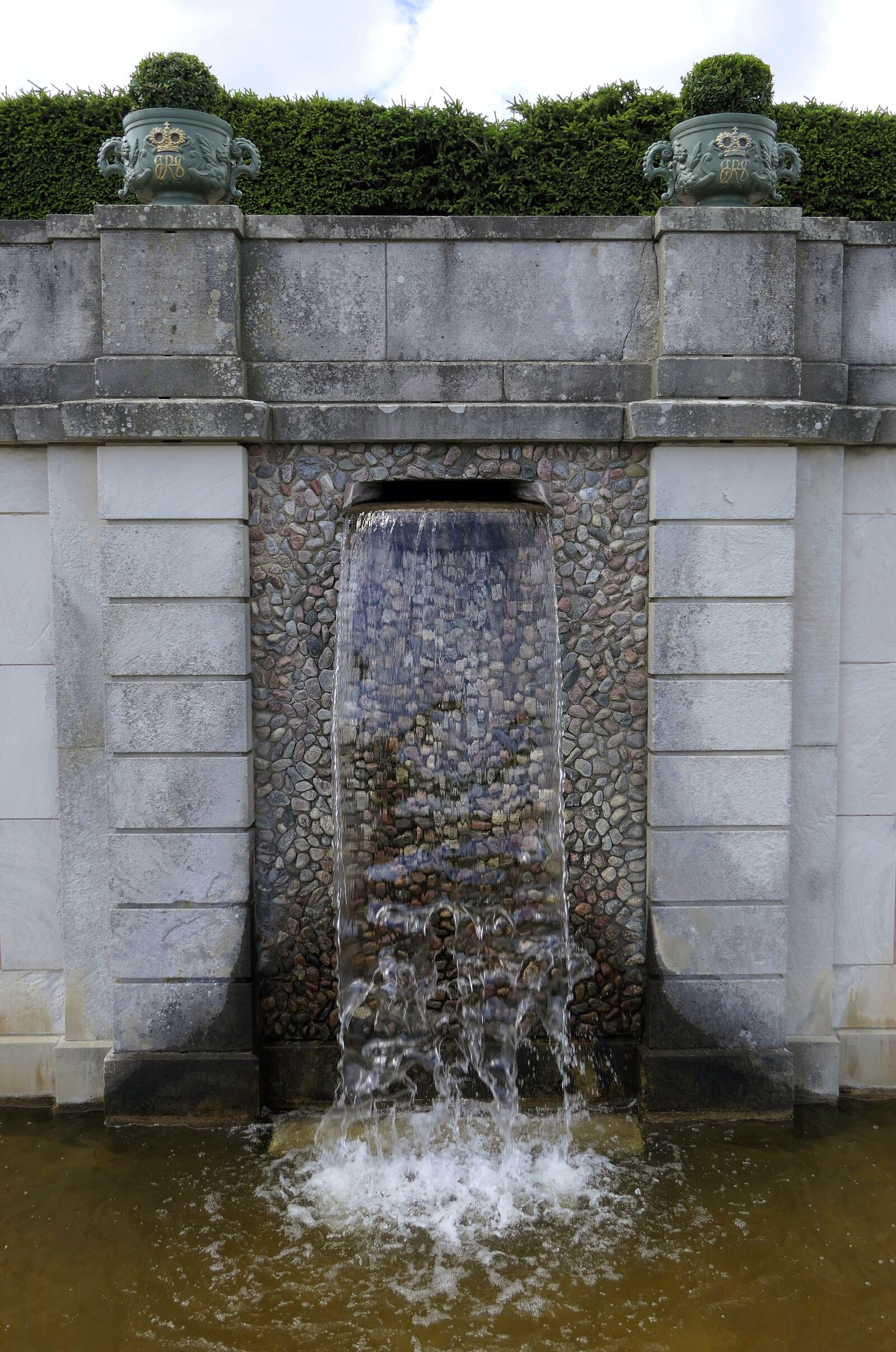 Panasonic Lumix DMC-FZ2500 (Lumix DMC-FZ2000) sample photo. Fountain, castle, wall photography