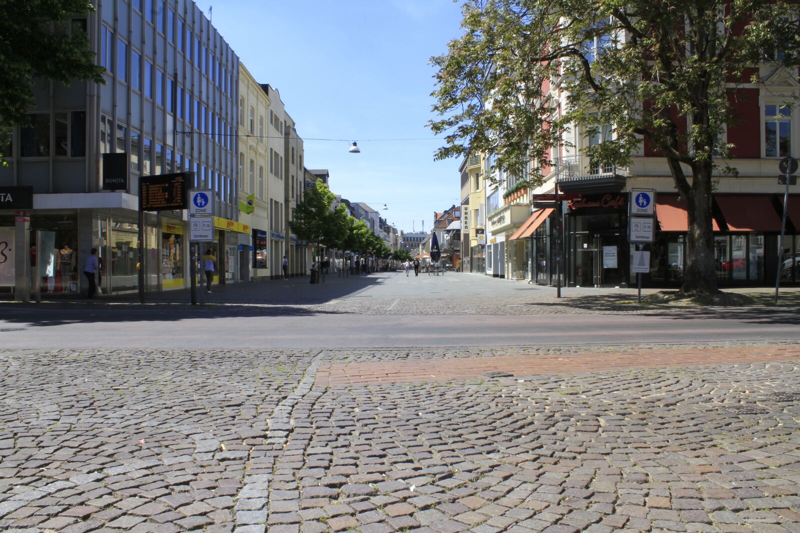 Canon EOS 7D sample photo. Pedestrian zone, sunny, paving photography