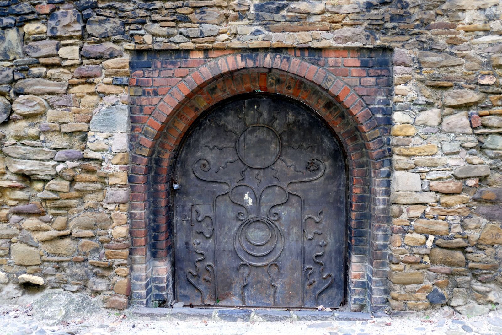 Panasonic Lumix DMC-FZ1000 sample photo. Door, goal, input photography