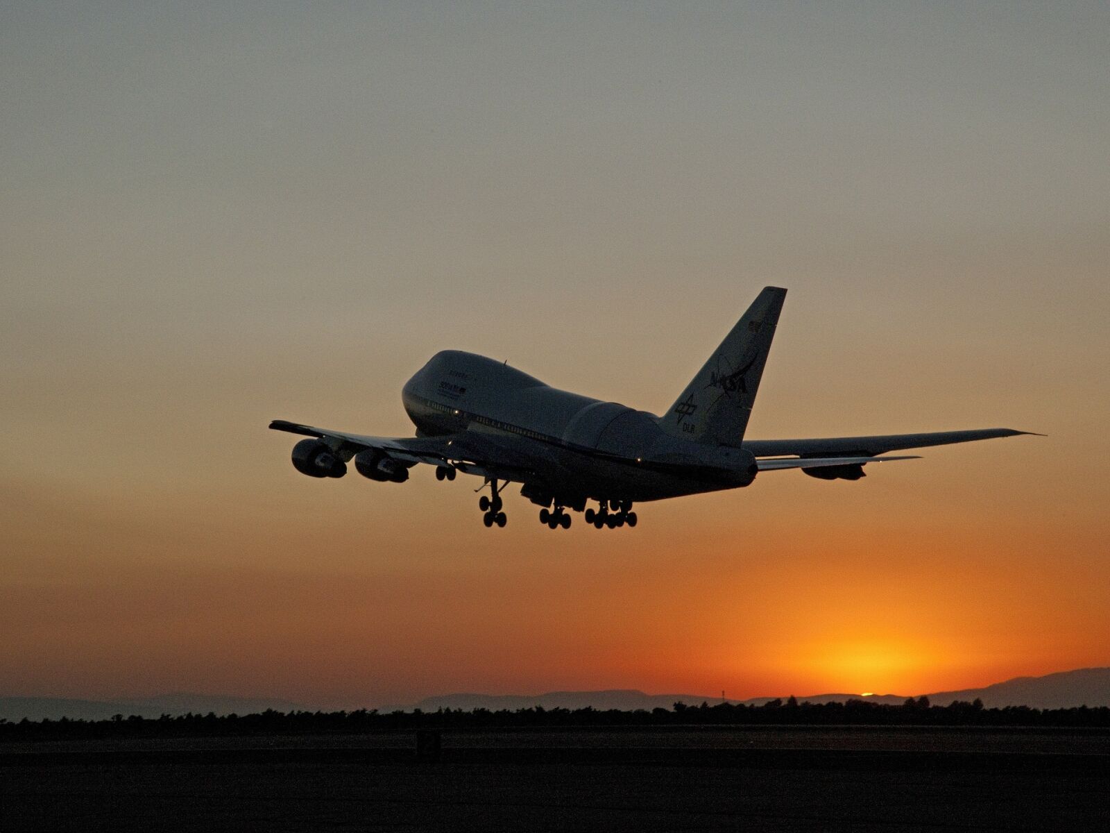 Nikon D3X sample photo. Jetliner, sunset, takeoff photography