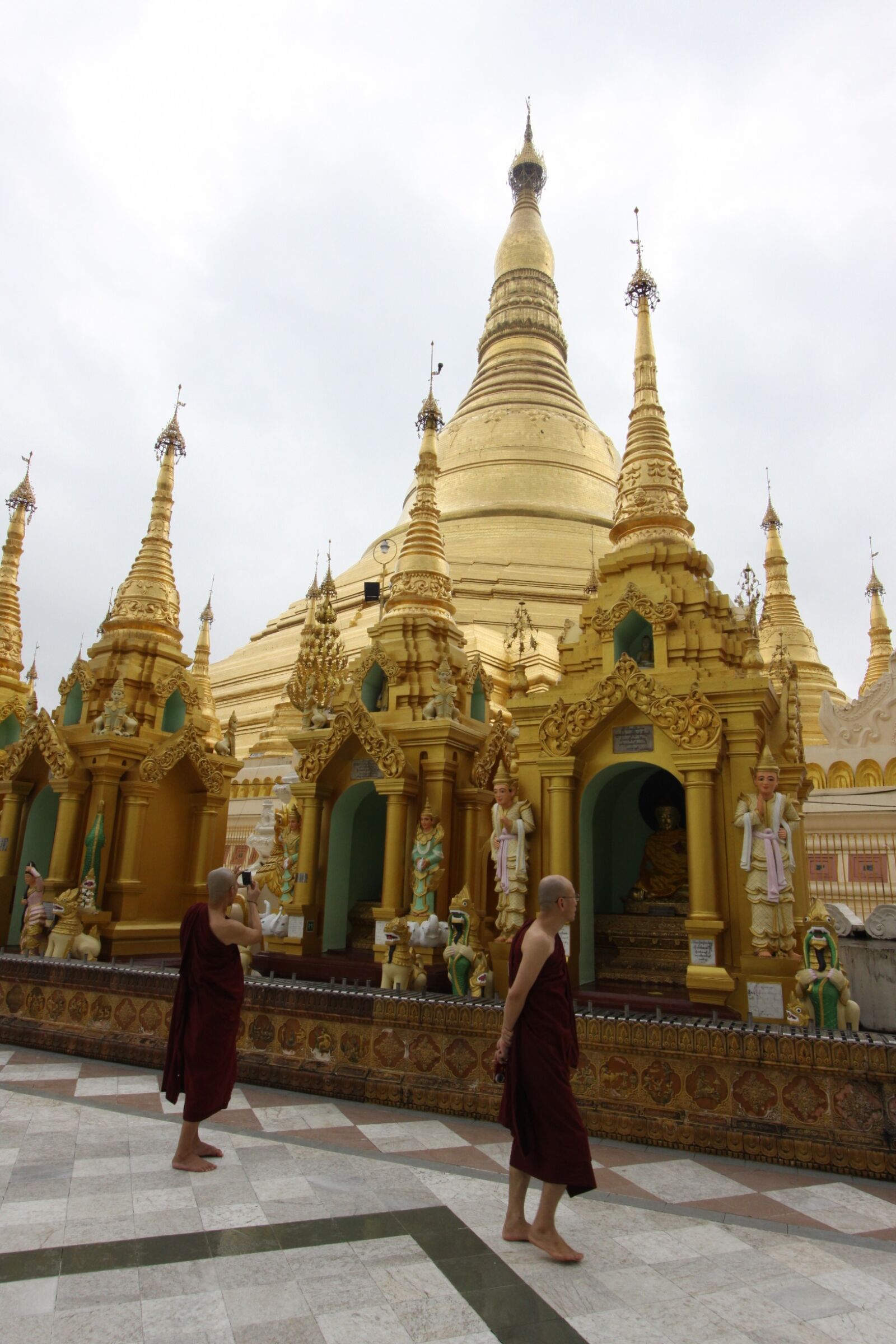 Canon EOS 50D sample photo. Shwedagon, golden pagoda, monks photography