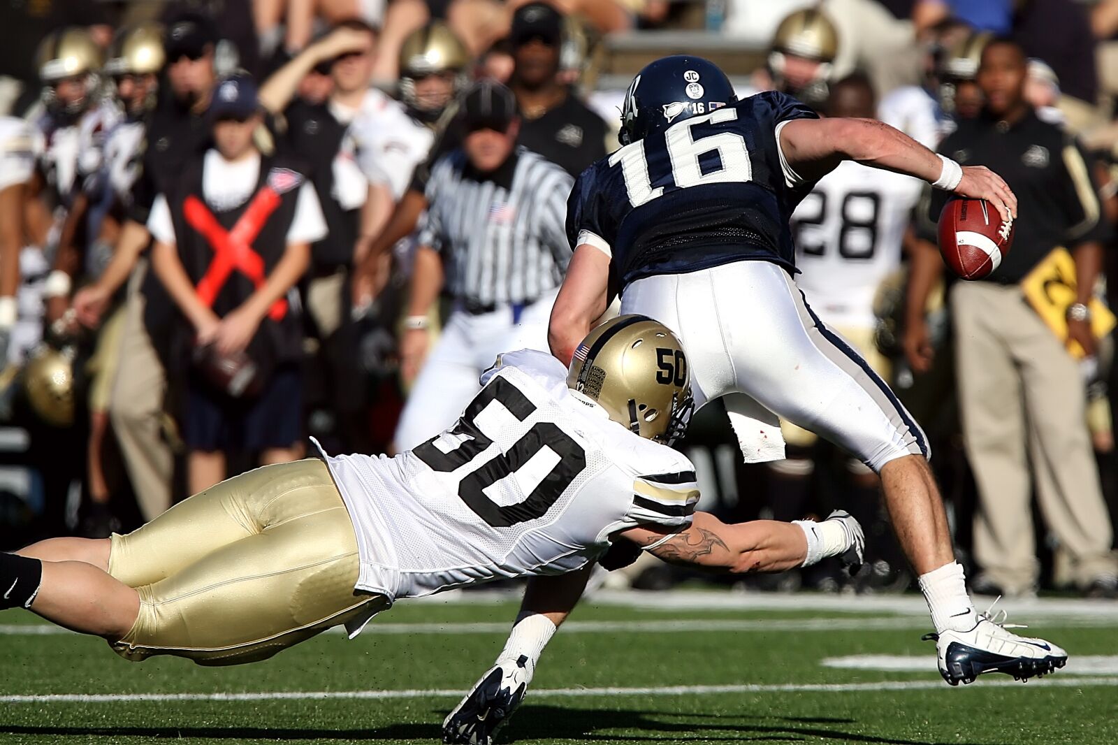 Canon EOS-1D Mark II N sample photo. Football, american football, running photography