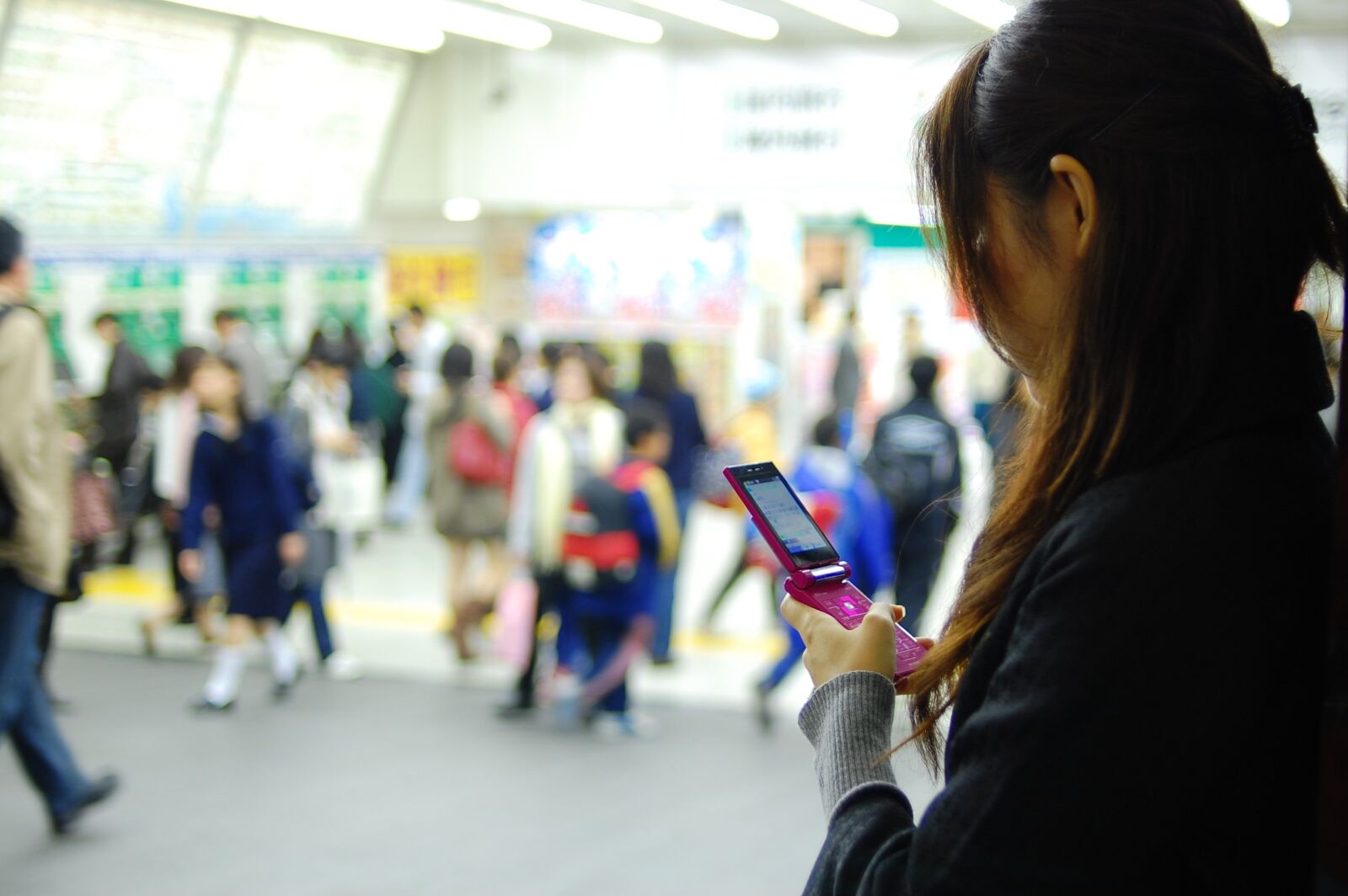 Nikon D40 sample photo. Women, mobile phone, shibuya photography