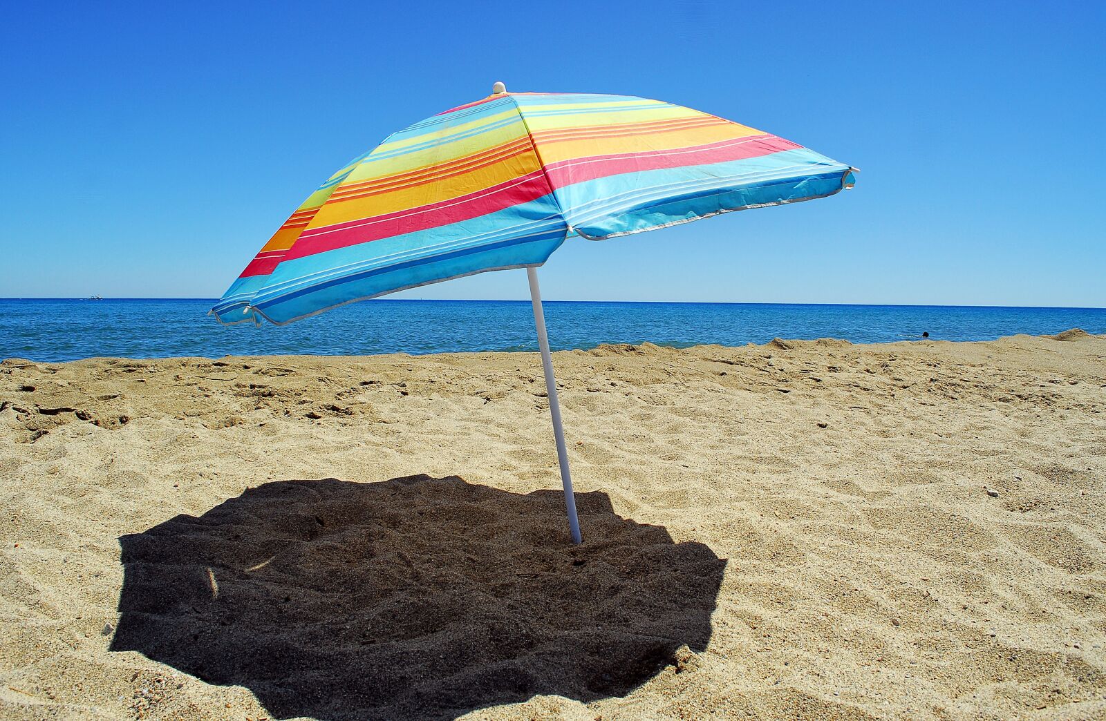 Nikon D200 sample photo. Beach, parasol, sand photography