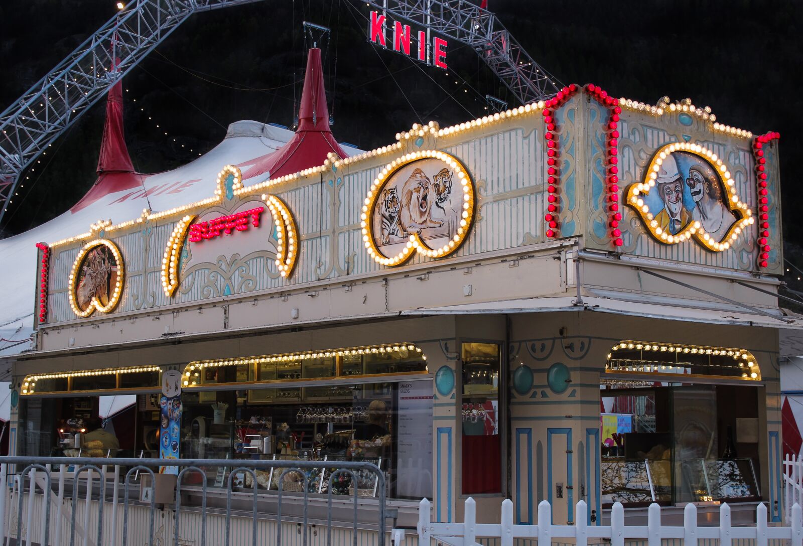 Canon EOS 600D (Rebel EOS T3i / EOS Kiss X5) sample photo. Knee, circus, lights photography