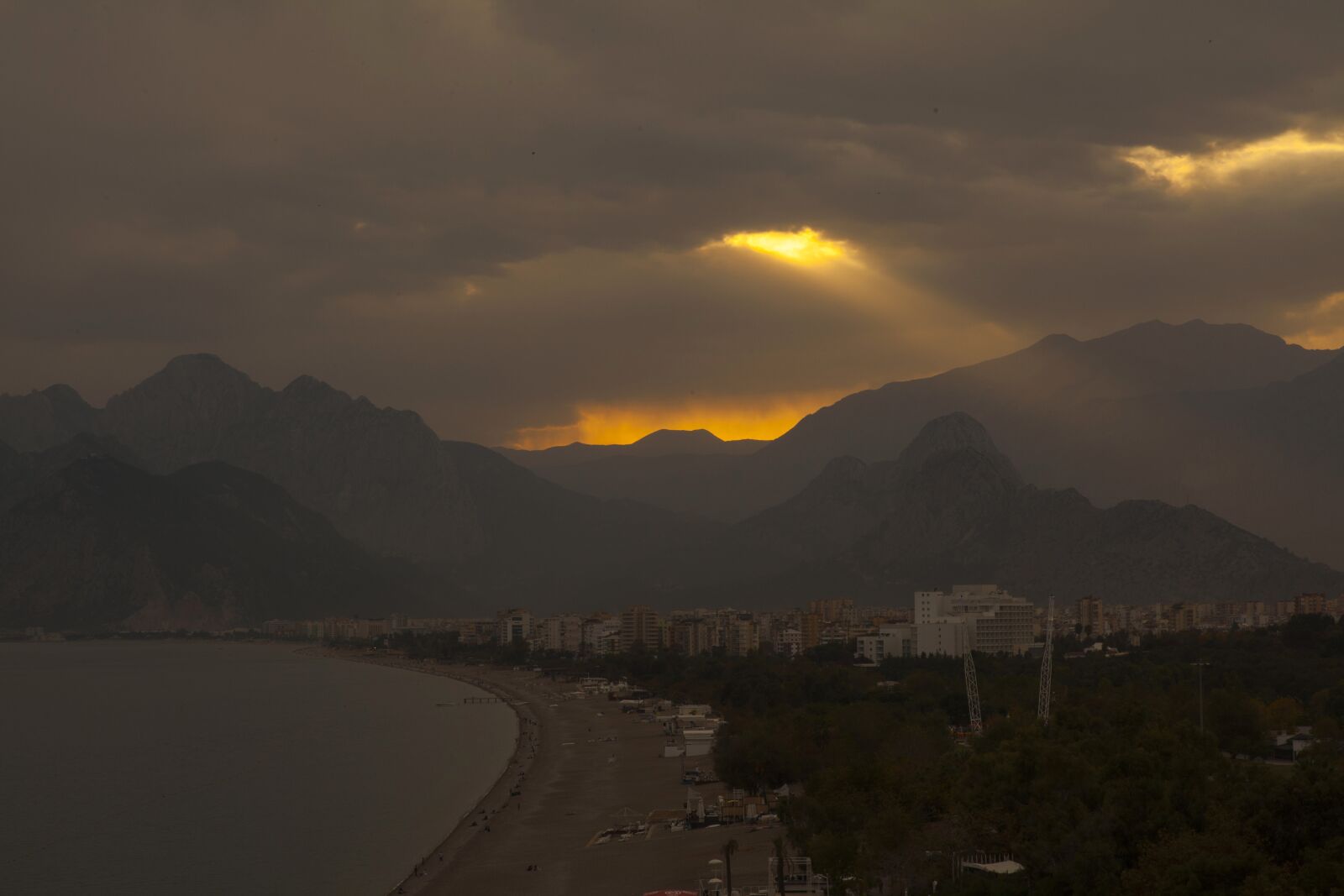 ZEISS Planar T* 85mm F1.4 sample photo. Landscape, mountain, sunset photography