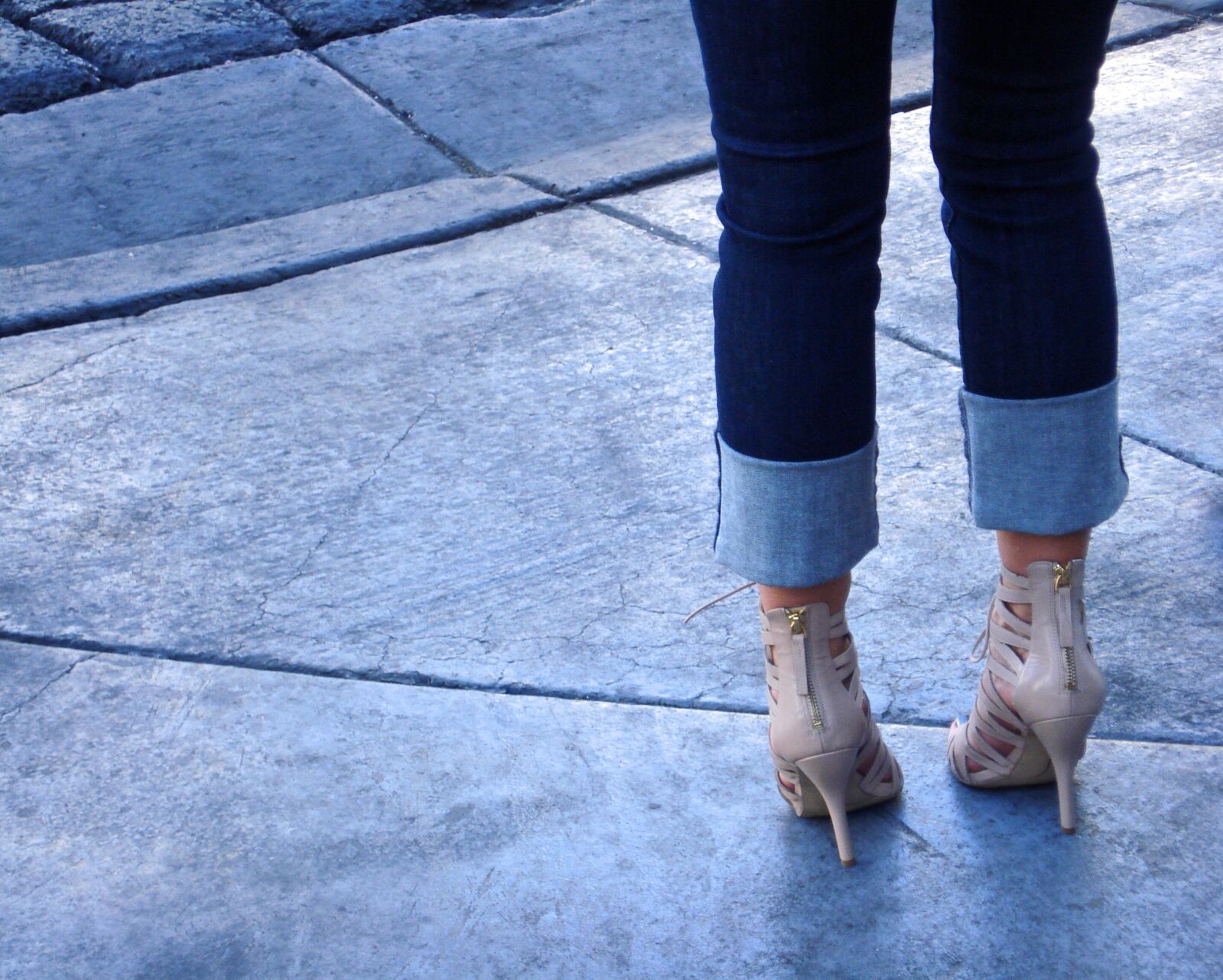 Sony DSC-W55 sample photo. Jeans, heals, women photography