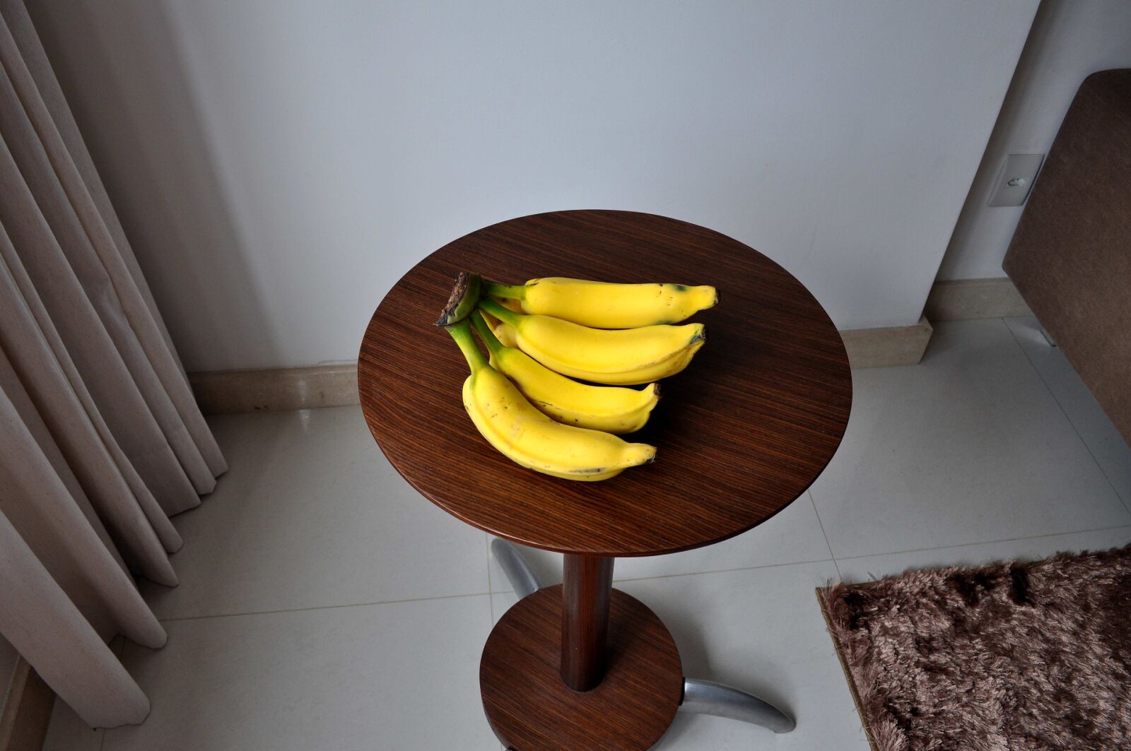 Nikon D5000 sample photo. Several, fresh, banana, table photography