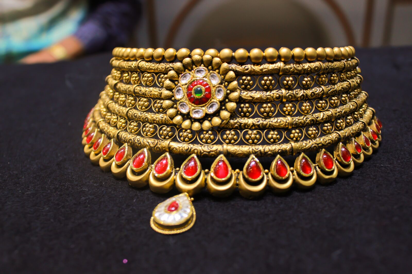 Canon EOS 700D (EOS Rebel T5i / EOS Kiss X7i) sample photo. Jewellery, chokker, gold photography