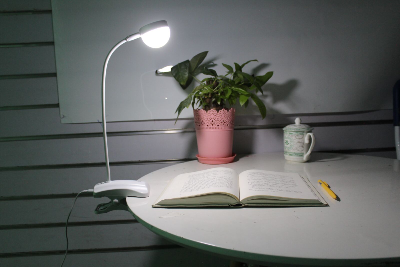 Canon EOS 600D (Rebel EOS T3i / EOS Kiss X5) sample photo. Table lamp, nightlight, learning photography
