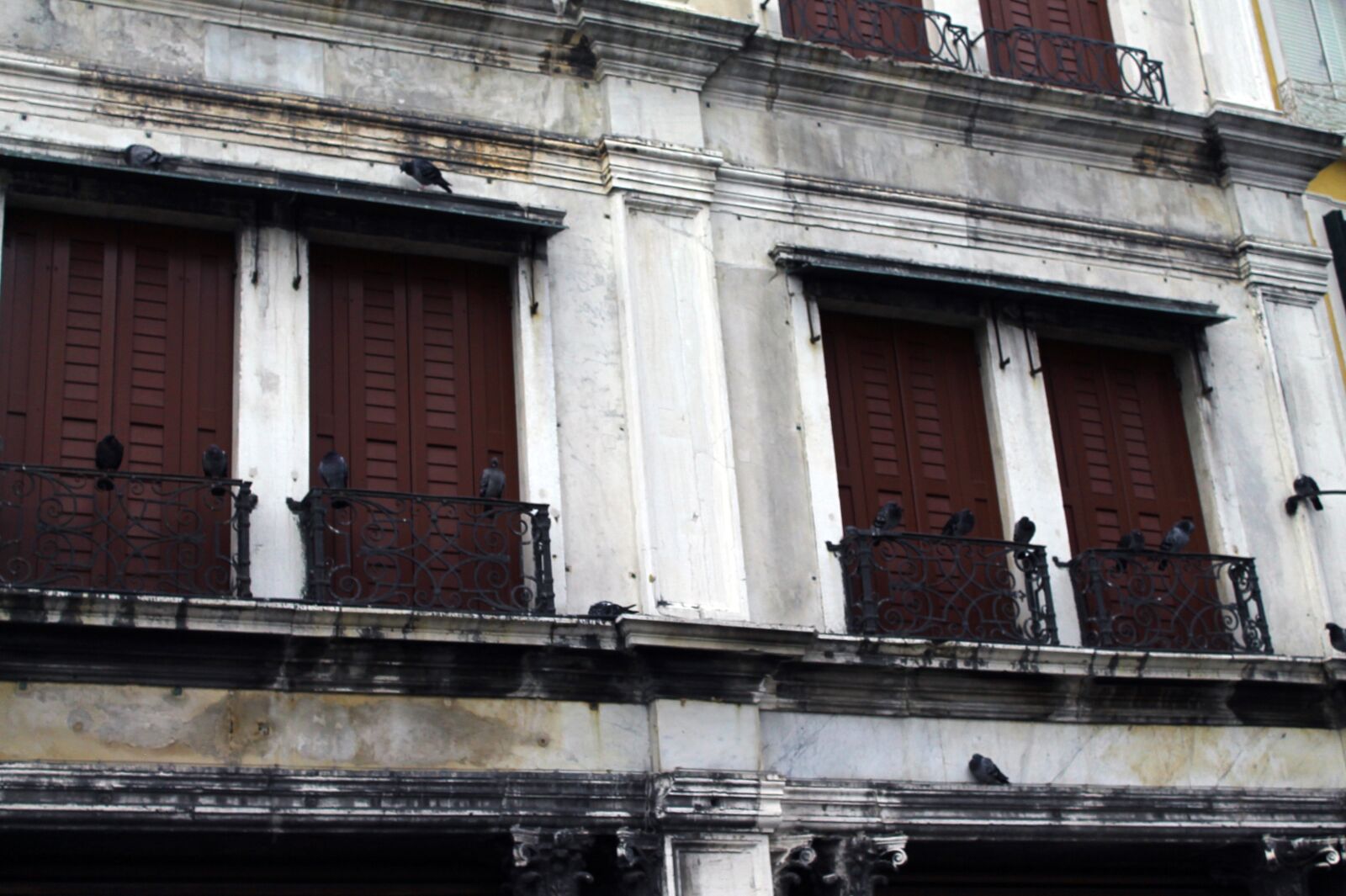 Canon EOS 1100D (EOS Rebel T3 / EOS Kiss X50) sample photo. Venice, europe, windows photography