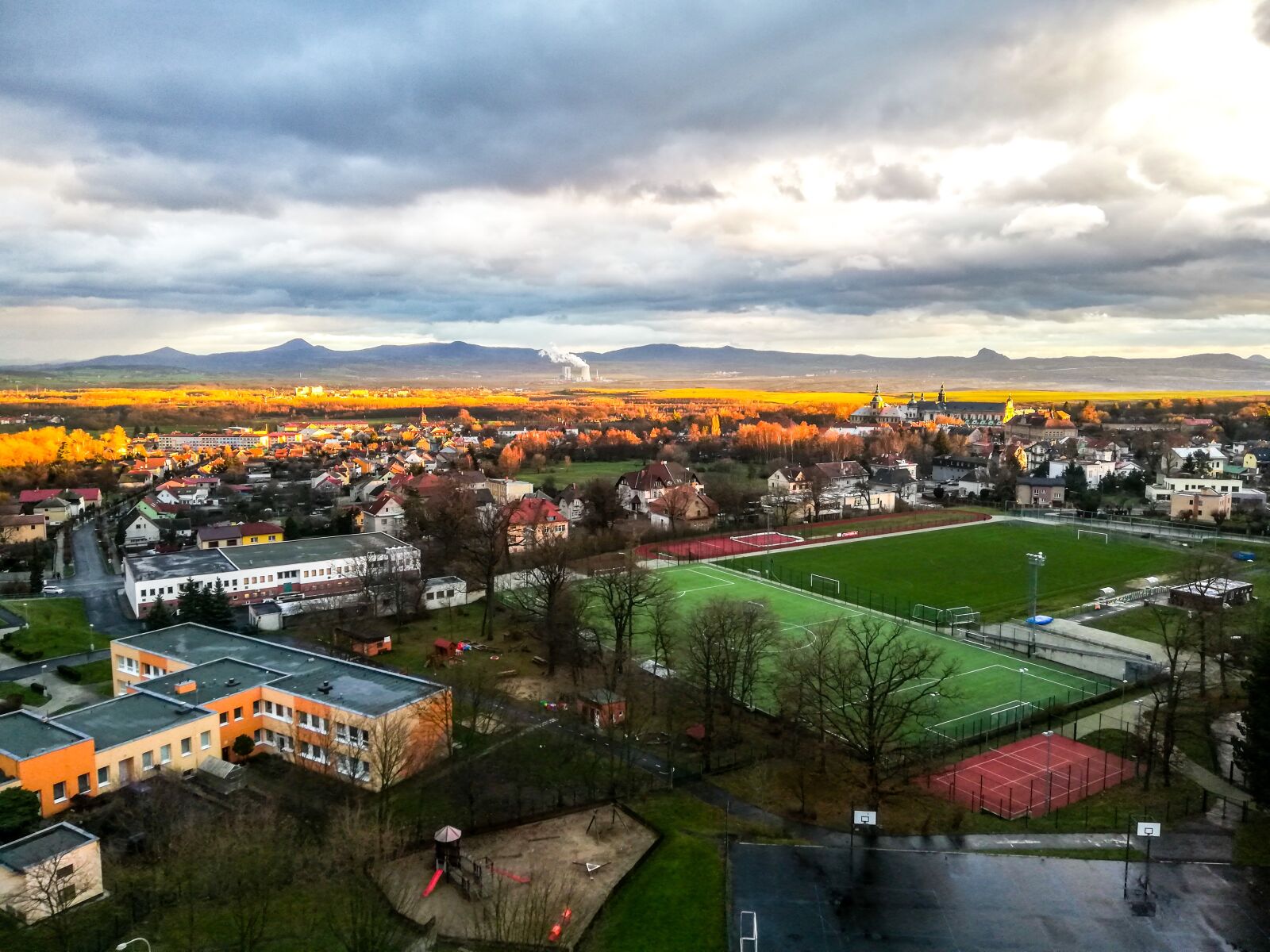 HUAWEI Mate 10 Lite sample photo. Clouds, field, city photography