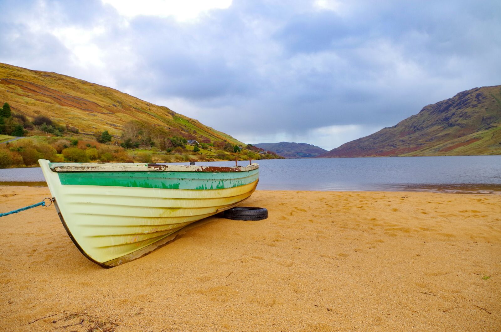 smc PENTAX-DA L 18-55mm F3.5-5.6 sample photo. Boat, sand, lake photography