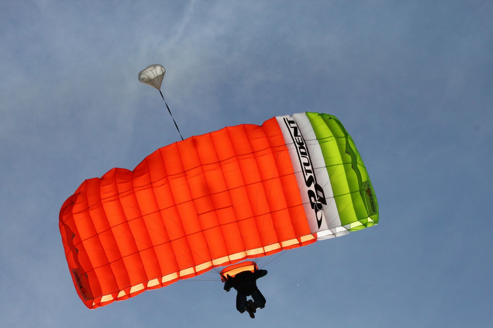 Canon EOS 500D (EOS Rebel T1i / EOS Kiss X3) sample photo. Parachute, flying, paragliding photography