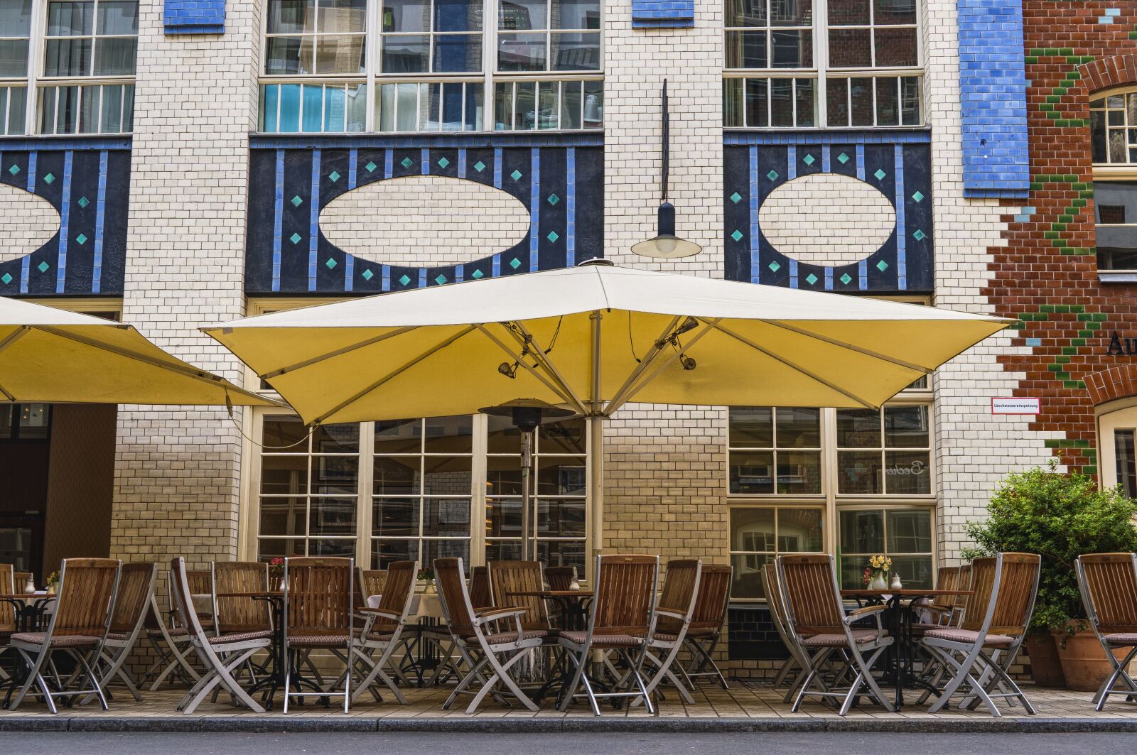 Sony a6300 sample photo. Cafe, parasol, chairs photography