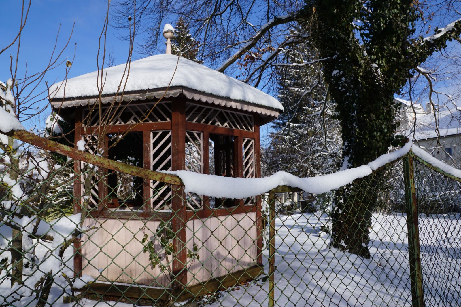 Sony DT 16-50mm F2.8 SSM sample photo. House, winter, snow photography