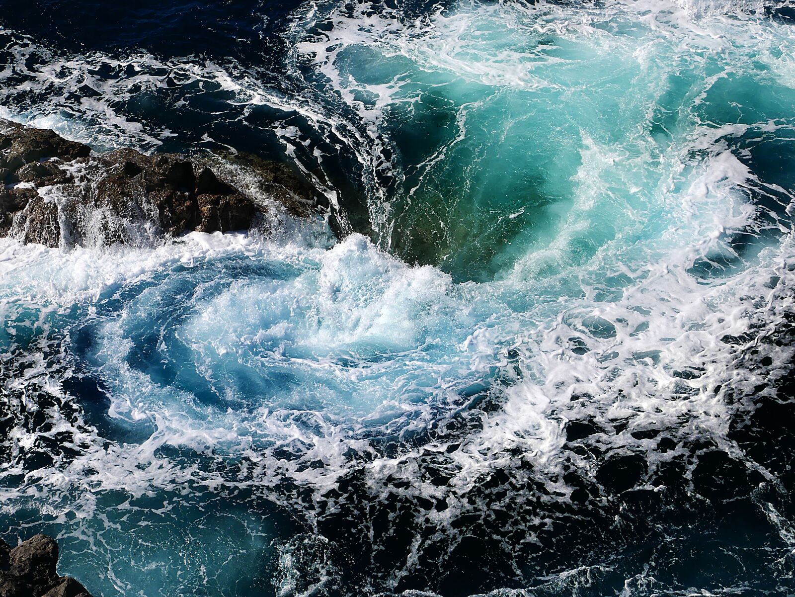 Panasonic Lumix DMC-GX85 (Lumix DMC-GX80 / Lumix DMC-GX7 Mark II) sample photo. Waterpolo, whirl, sea photography