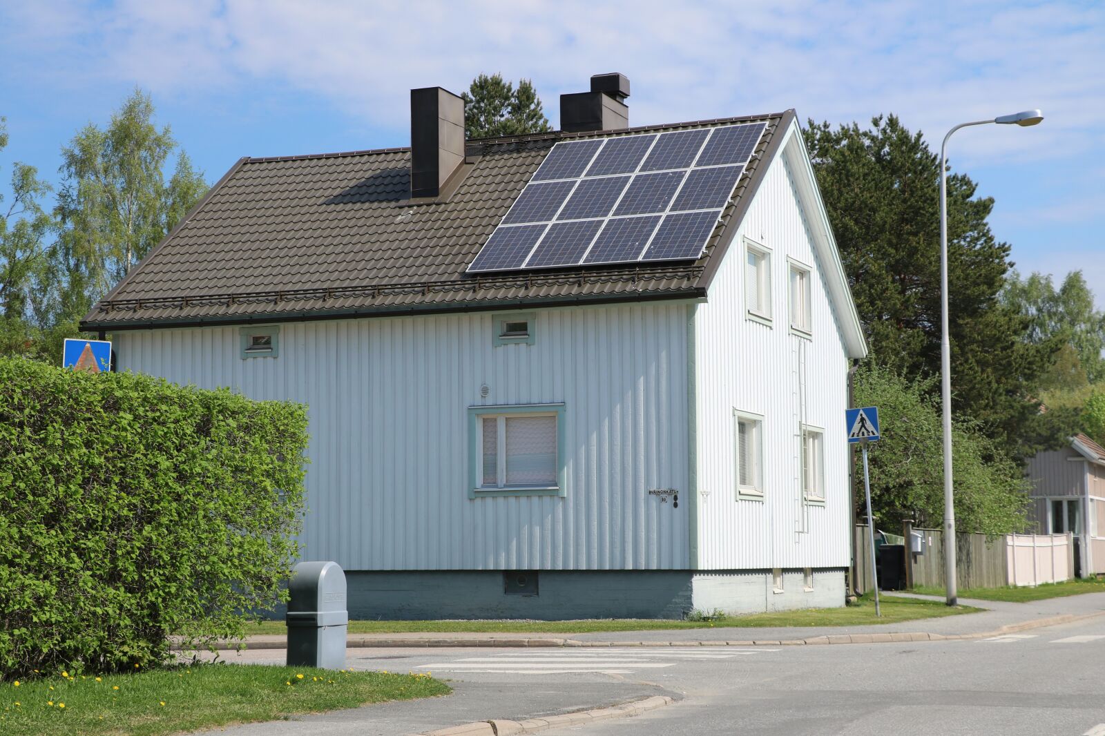 Canon EOS 750D (EOS Rebel T6i / EOS Kiss X8i) sample photo. House, building, solar panel photography