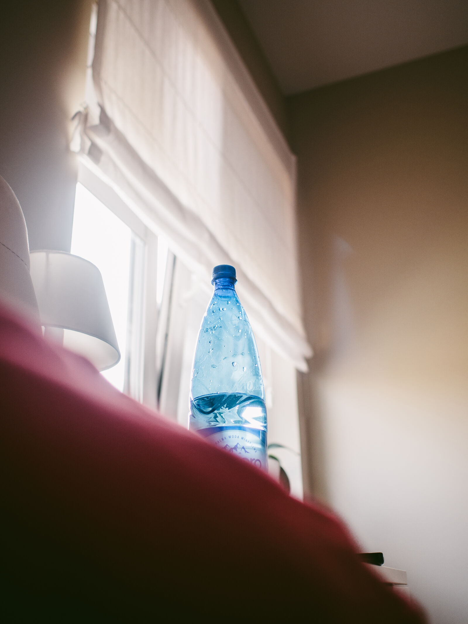 Olympus OM-D E-M5 + Olympus M.Zuiko Digital 17mm F1.8 sample photo. Bed, blue, bottle, indoors photography