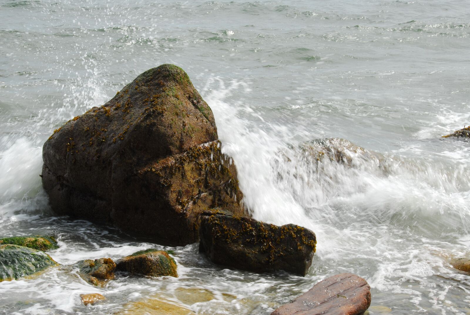 Nikon D200 sample photo. Rock, wave, ocean photography