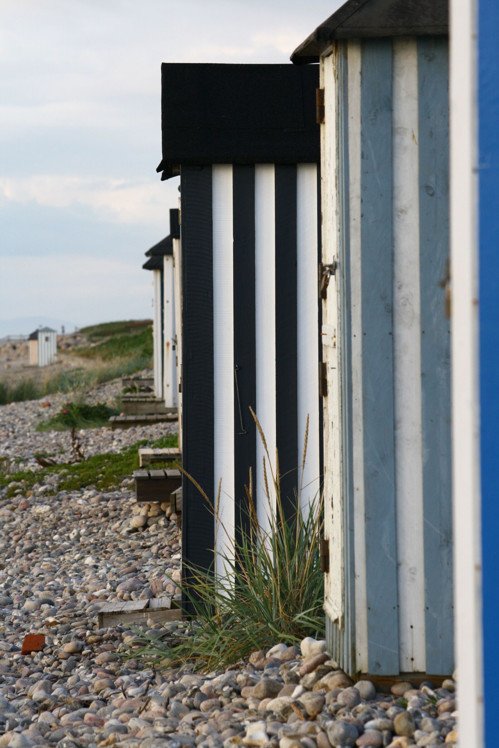 Canon EOS 400D (EOS Digital Rebel XTi / EOS Kiss Digital X) sample photo. Beach hut, beach, summer photography