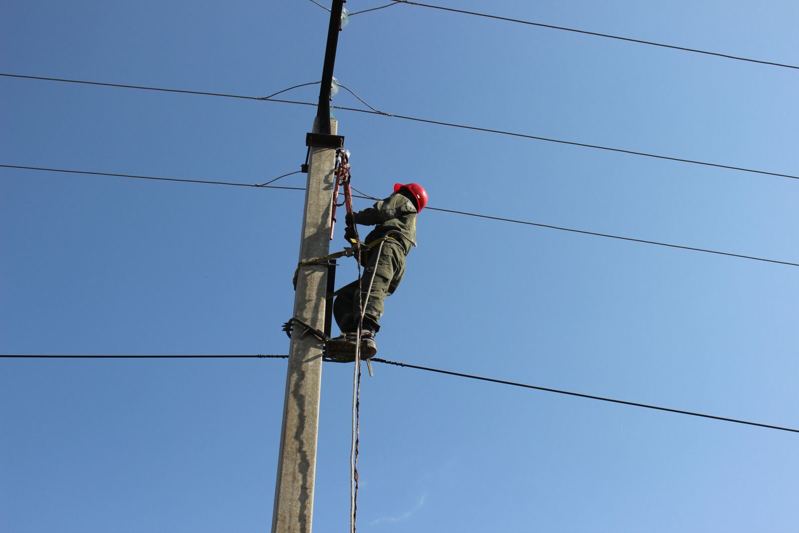Canon EOS 600D (Rebel EOS T3i / EOS Kiss X5) sample photo. Electrician, check, employee photography