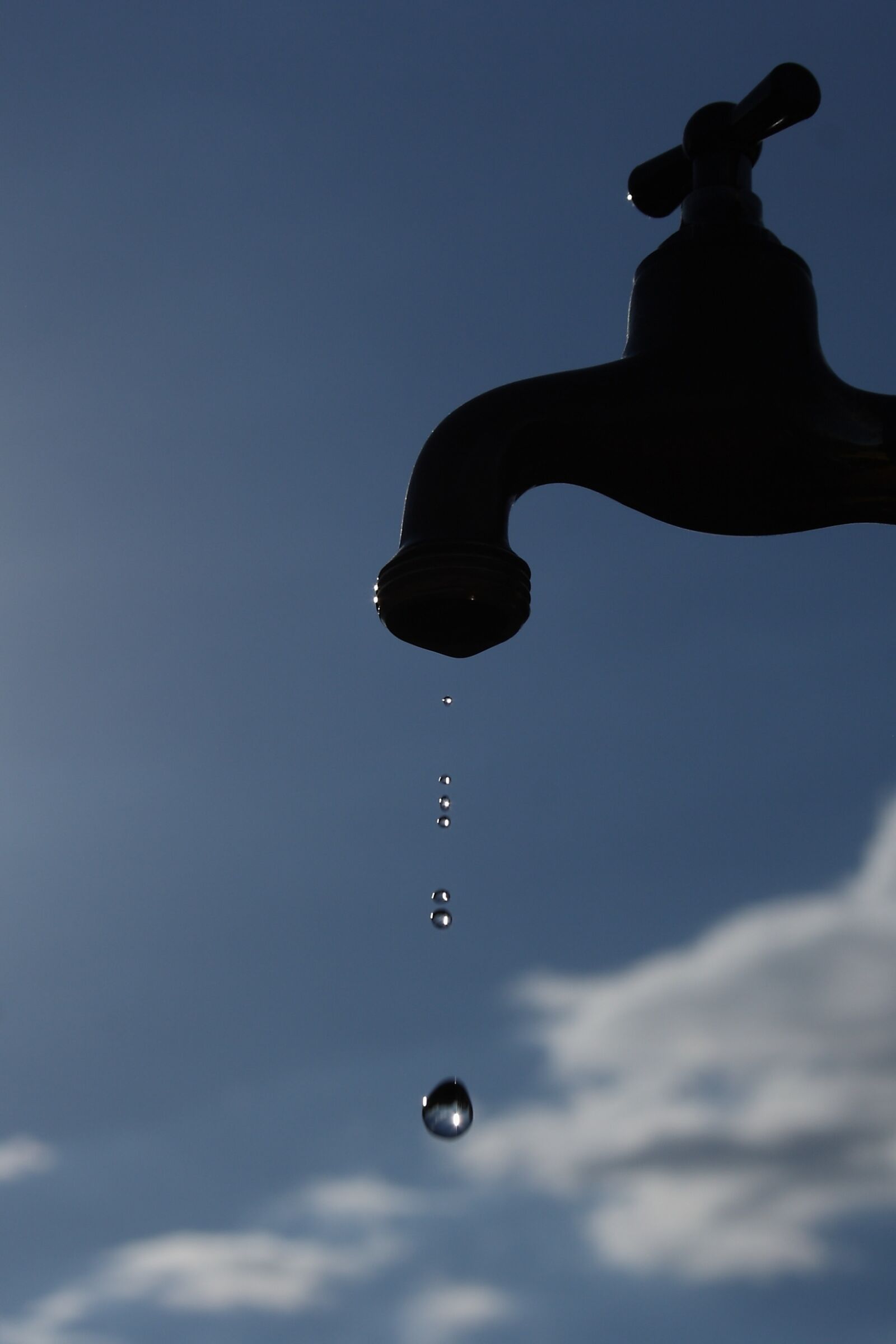 Canon EOS 400D (EOS Digital Rebel XTi / EOS Kiss Digital X) sample photo. Faucet, drop, summer photography