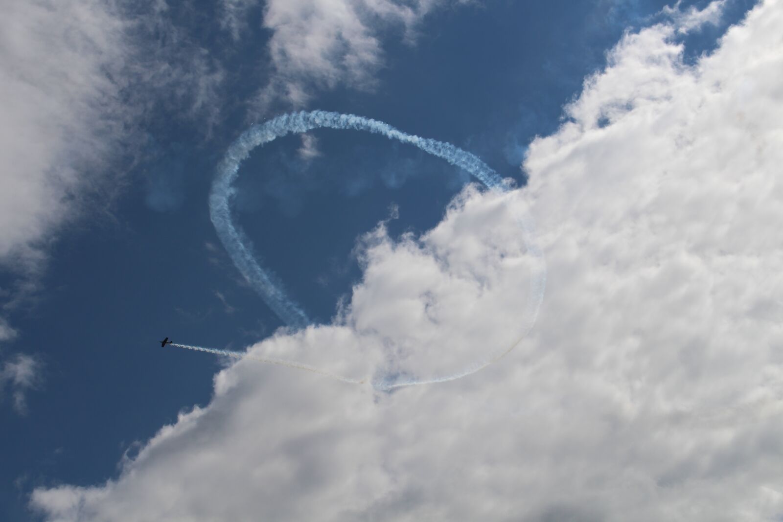 Canon EOS 700D (EOS Rebel T5i / EOS Kiss X7i) sample photo. Clouds, aircraft, aerobatics photography