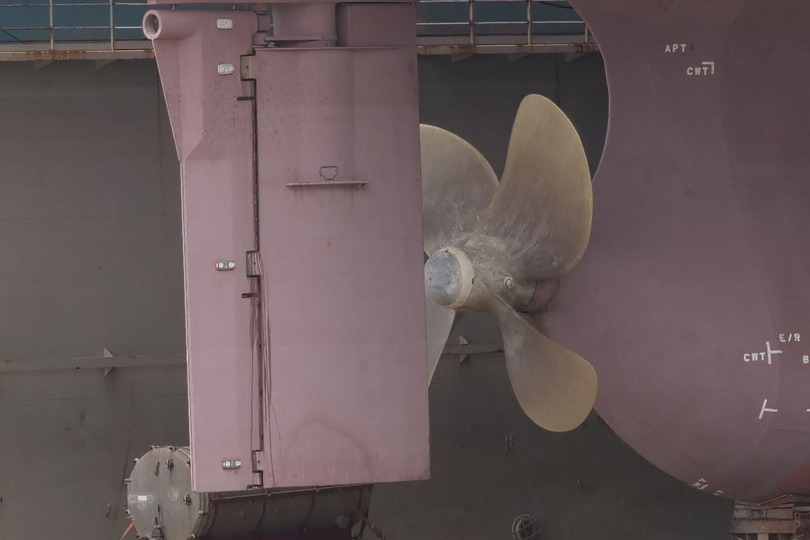 Panasonic Lumix DC-G9 sample photo. Ship, shipping, propeller photography