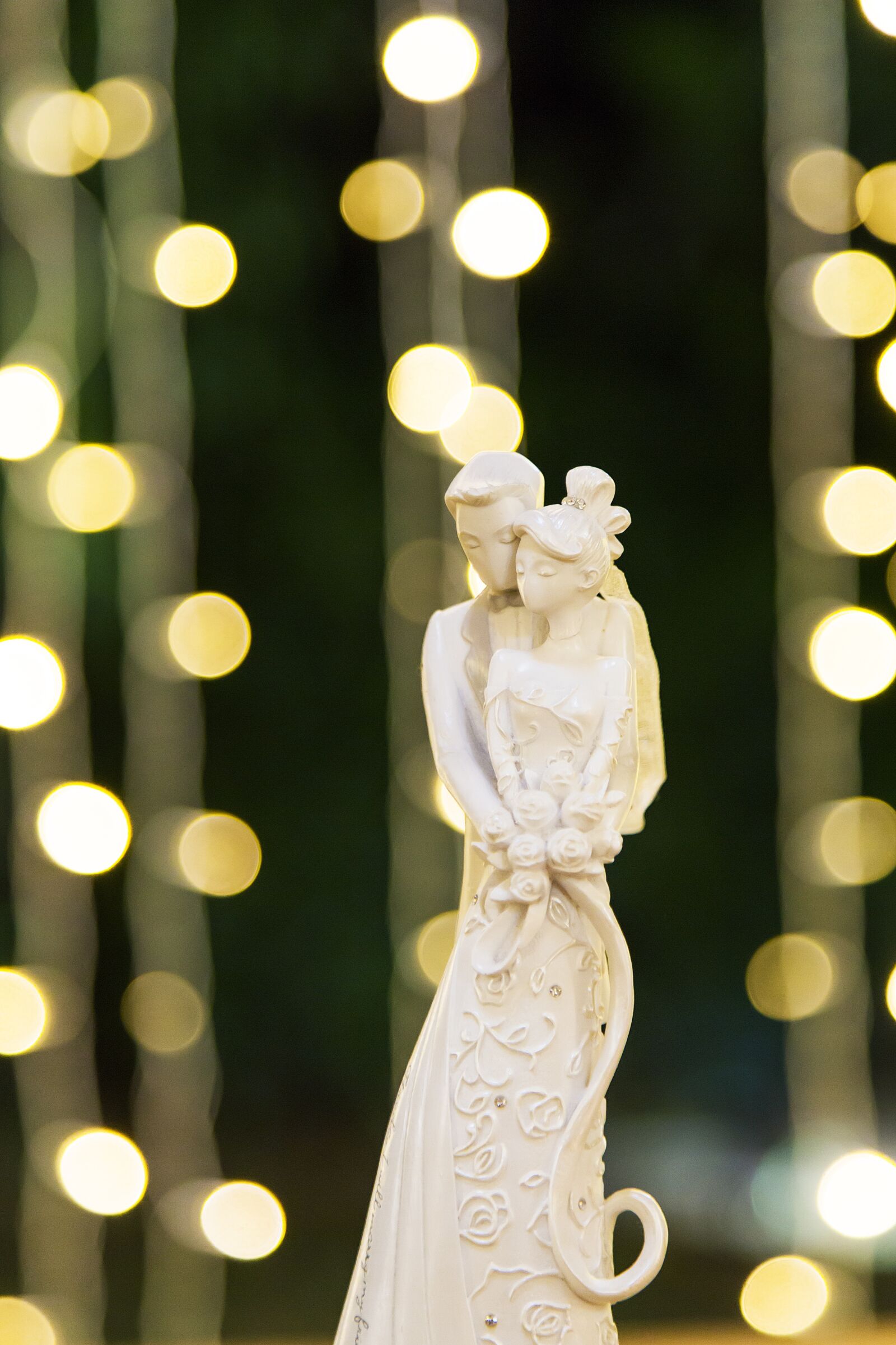 Canon EOS 6D + Canon EF 24-105mm F4L IS USM sample photo. Grooms, cake, marriage photography
