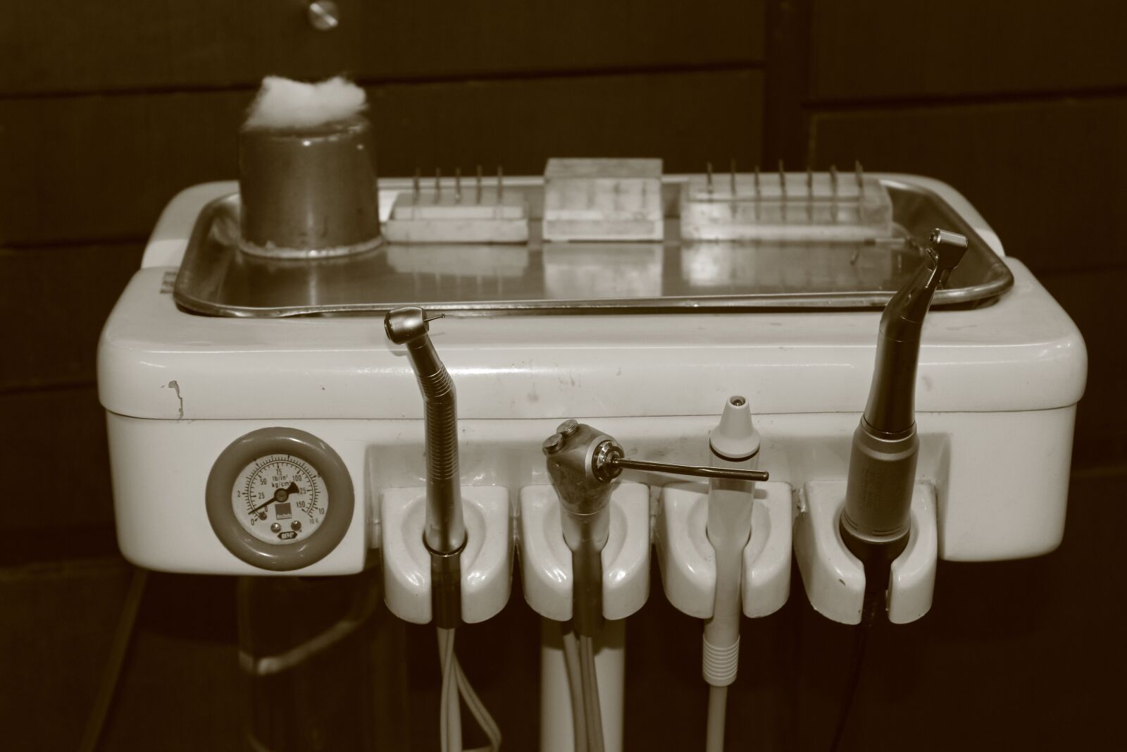 Canon EOS 700D (EOS Rebel T5i / EOS Kiss X7i) sample photo. Dental chair, dentist, clinic photography