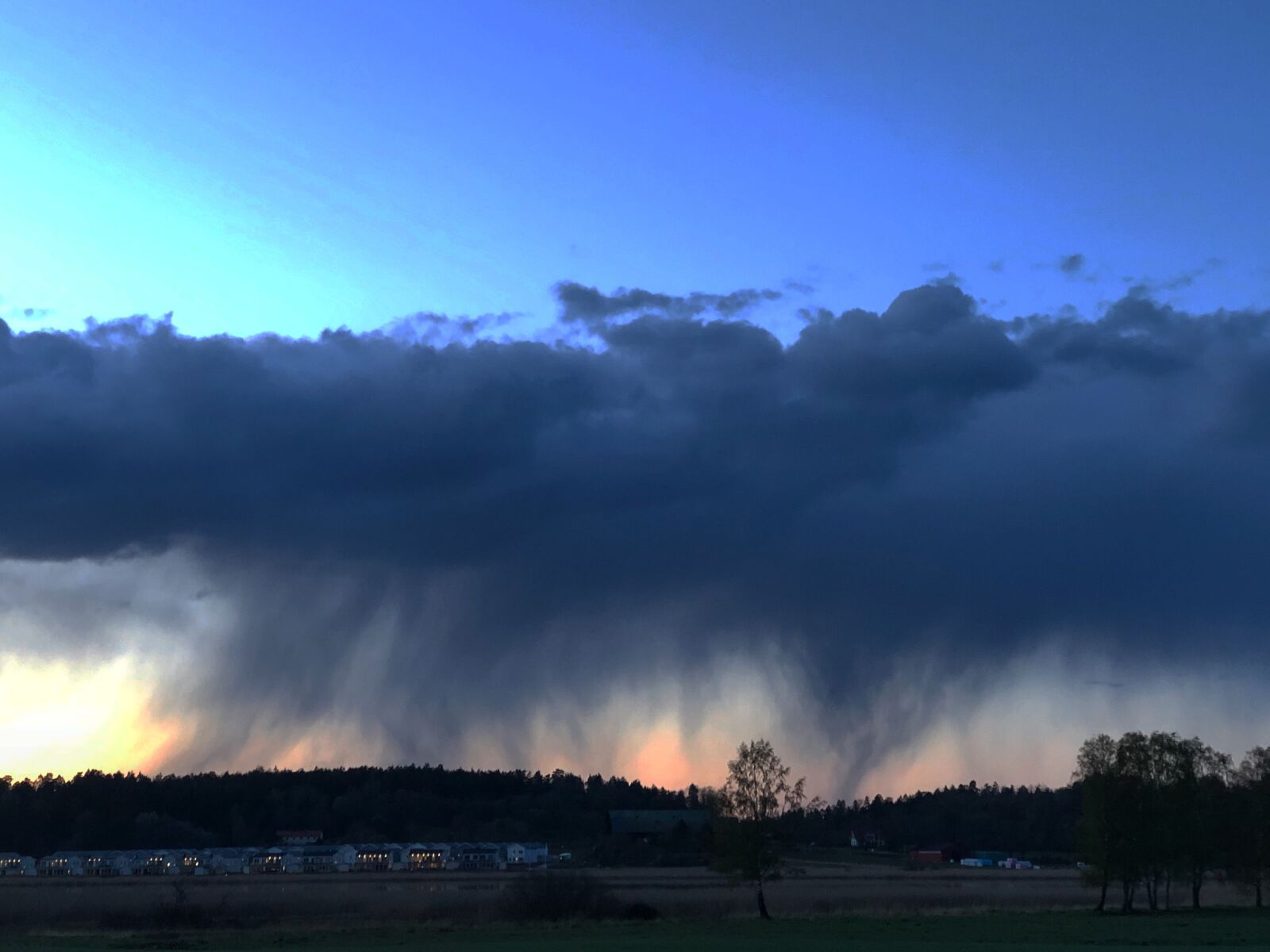 iPhone X back dual camera 6mm f/2.4 sample photo. Cloud, rain, himmel photography