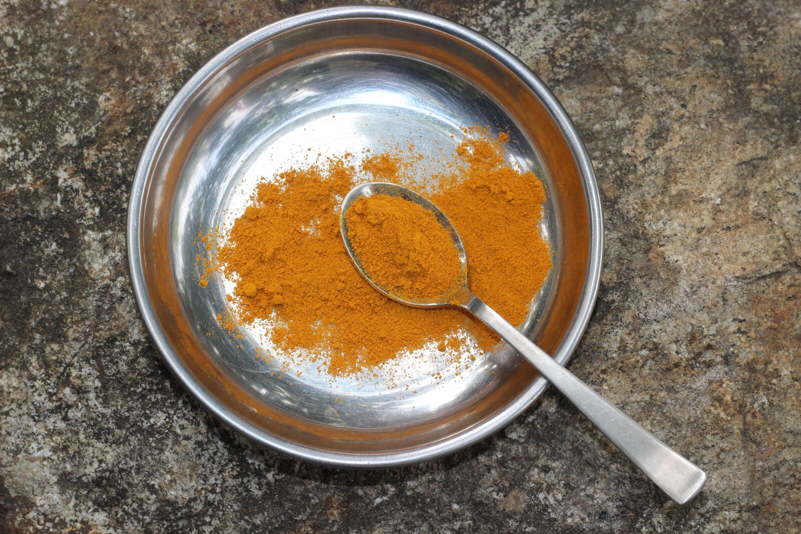 Canon EOS 600D (Rebel EOS T3i / EOS Kiss X5) + Canon EF 50mm F1.8 II sample photo. Turmeric, rock, herb photography