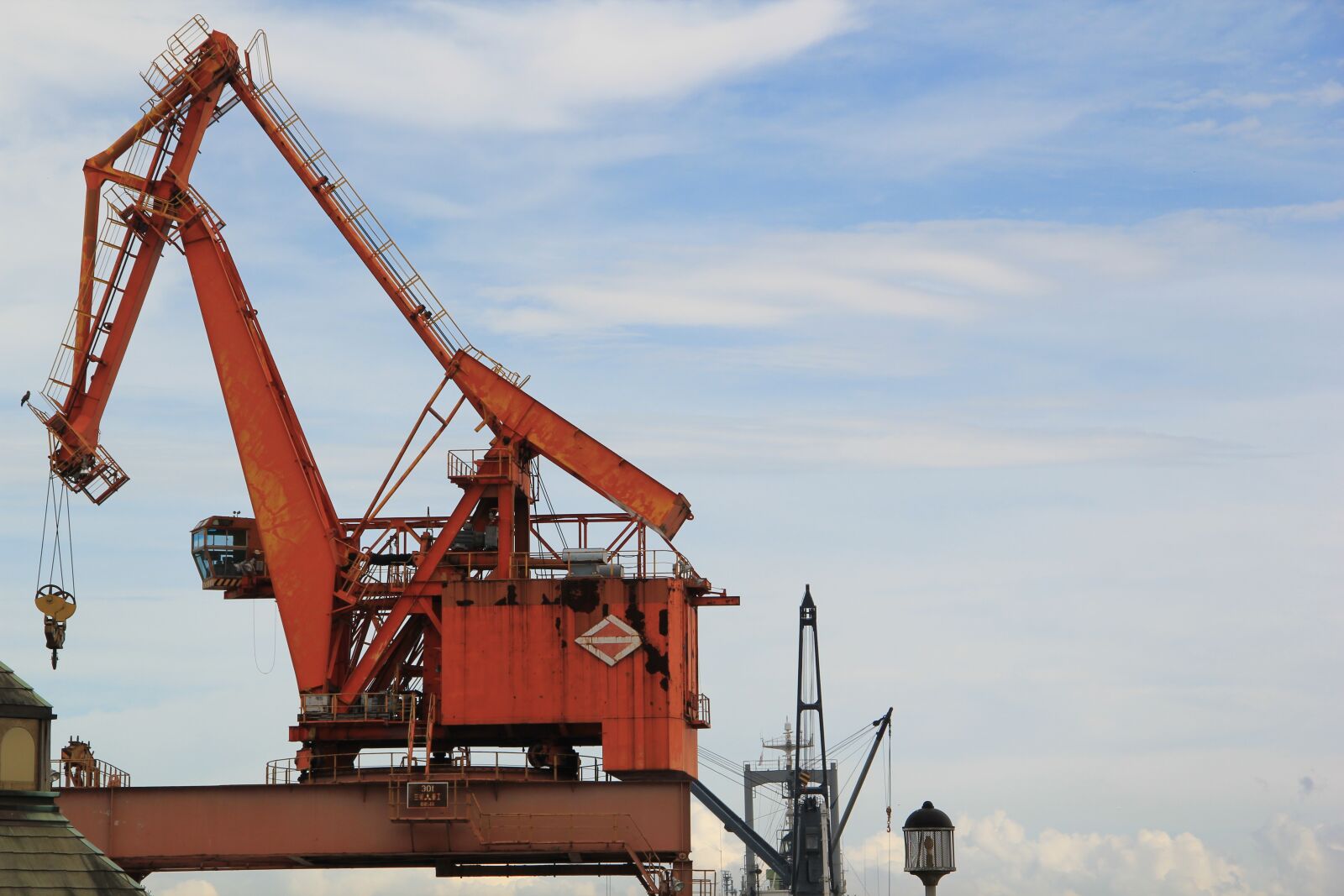Canon EOS 550D (EOS Rebel T2i / EOS Kiss X4) sample photo. Crane, container crane, old photography