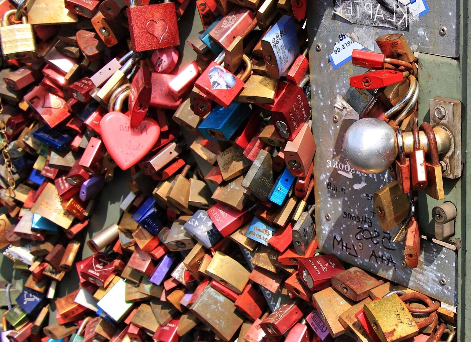Canon EOS 550D (EOS Rebel T2i / EOS Kiss X4) sample photo. Colorful, padlock, love, metal photography