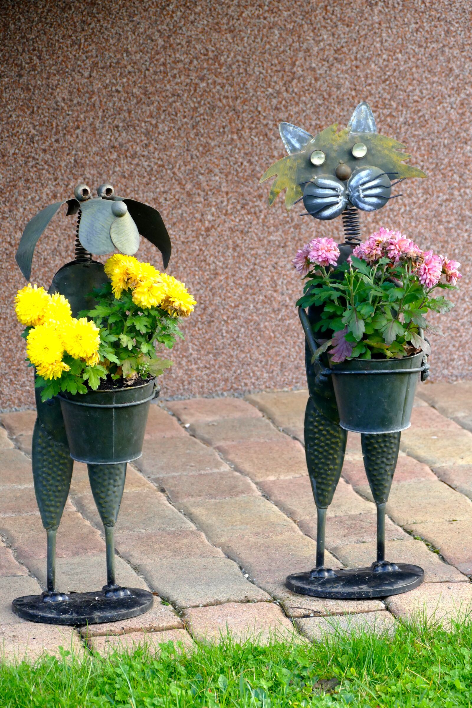 Panasonic Lumix DMC-FZ1000 sample photo. Figures, pair, flowers photography
