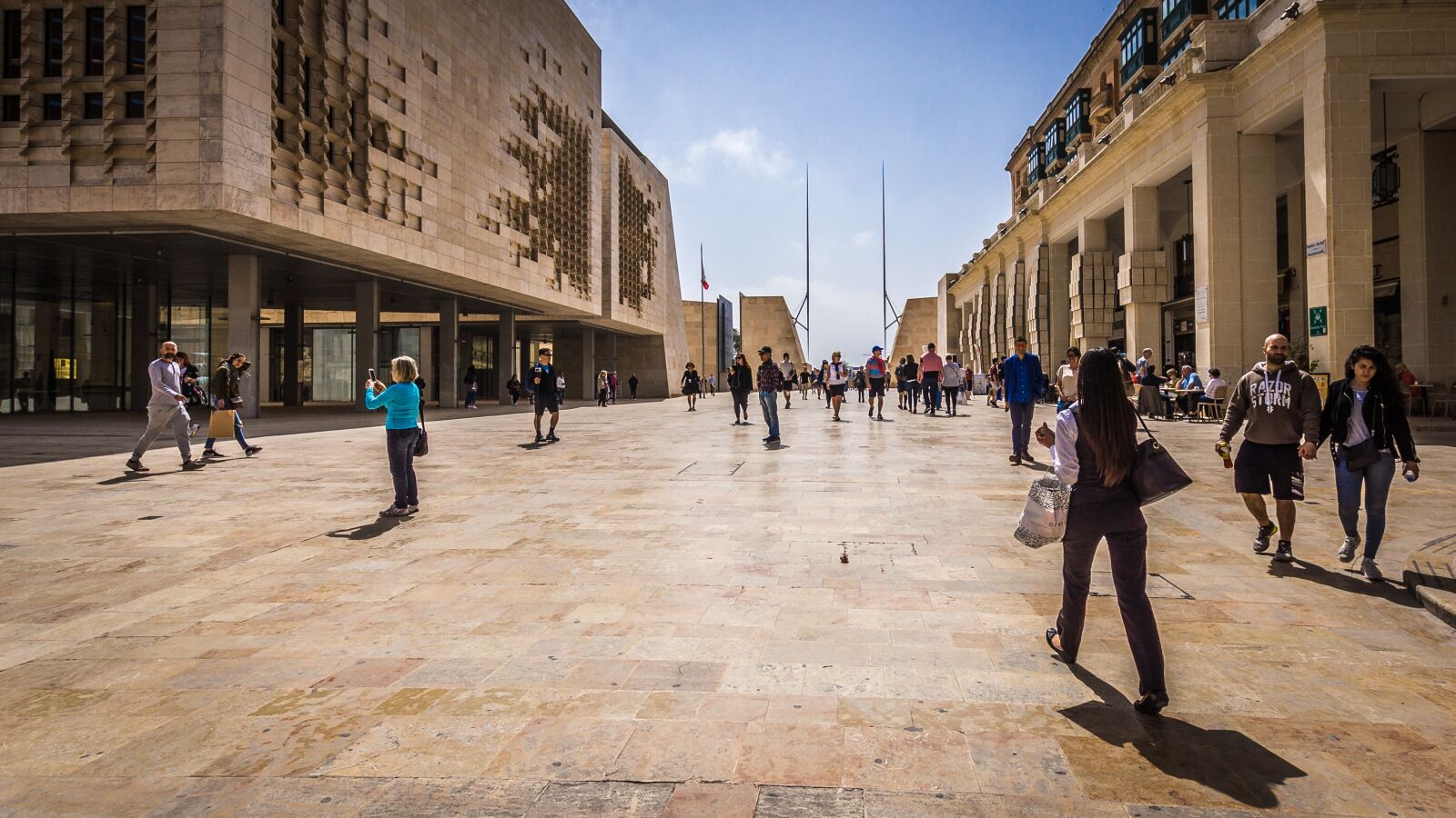 Sony SLT-A77 + 10-20mm F3.5 sample photo. Malta, valletta, shopping photography