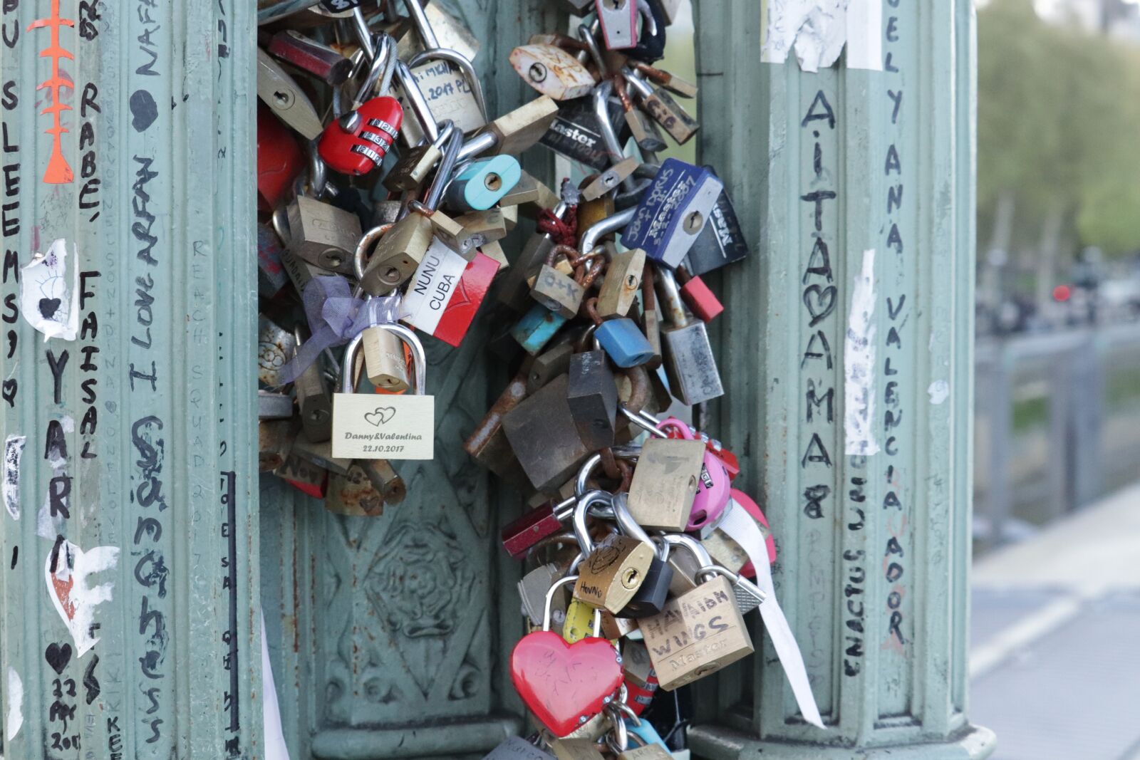Canon EOS 200D (EOS Rebel SL2 / EOS Kiss X9) sample photo. Padlocks, bridge, love photography
