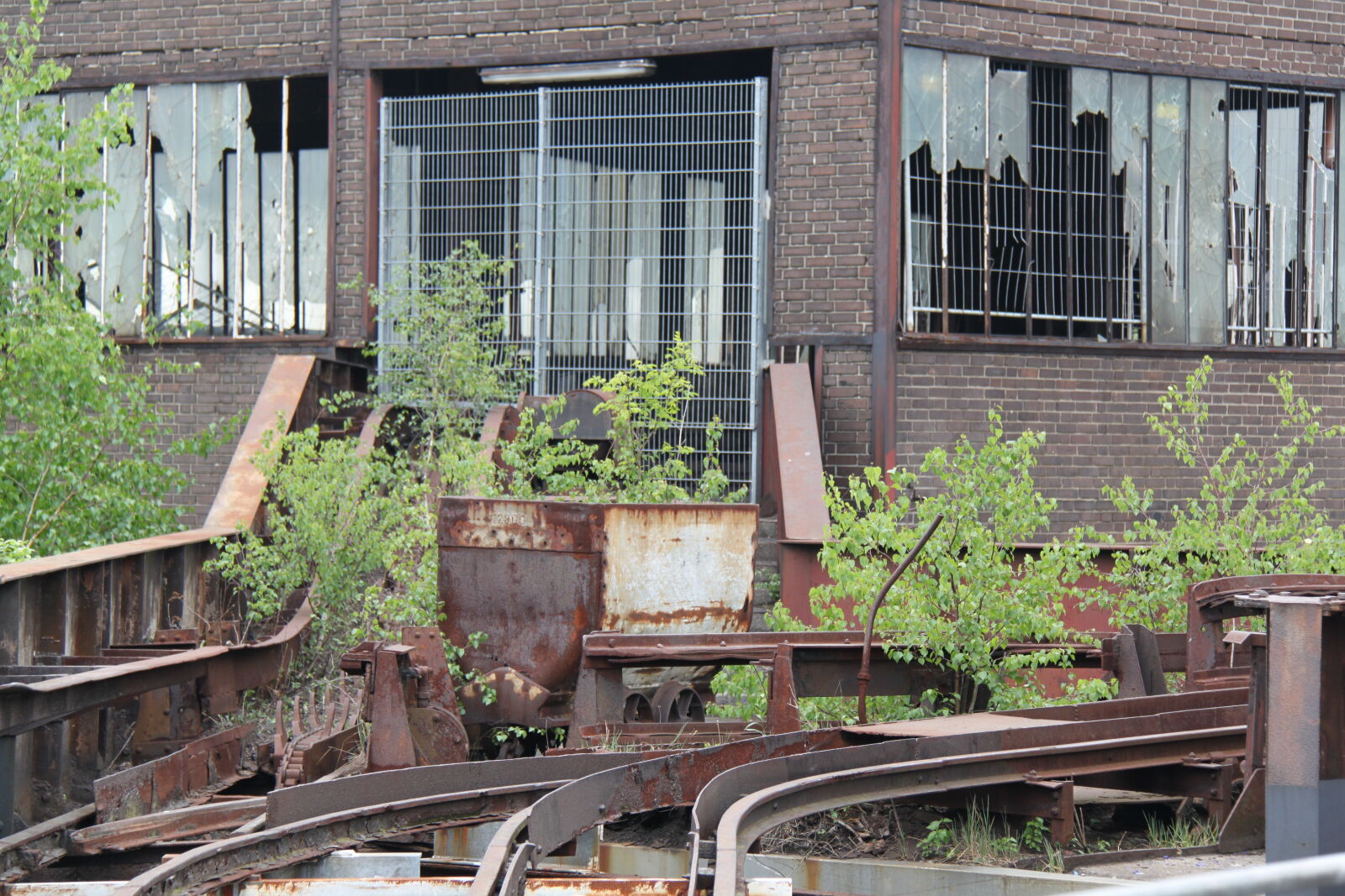 Canon EF-S 18-200mm F3.5-5.6 IS sample photo. Destruction, old, factory, rust photography