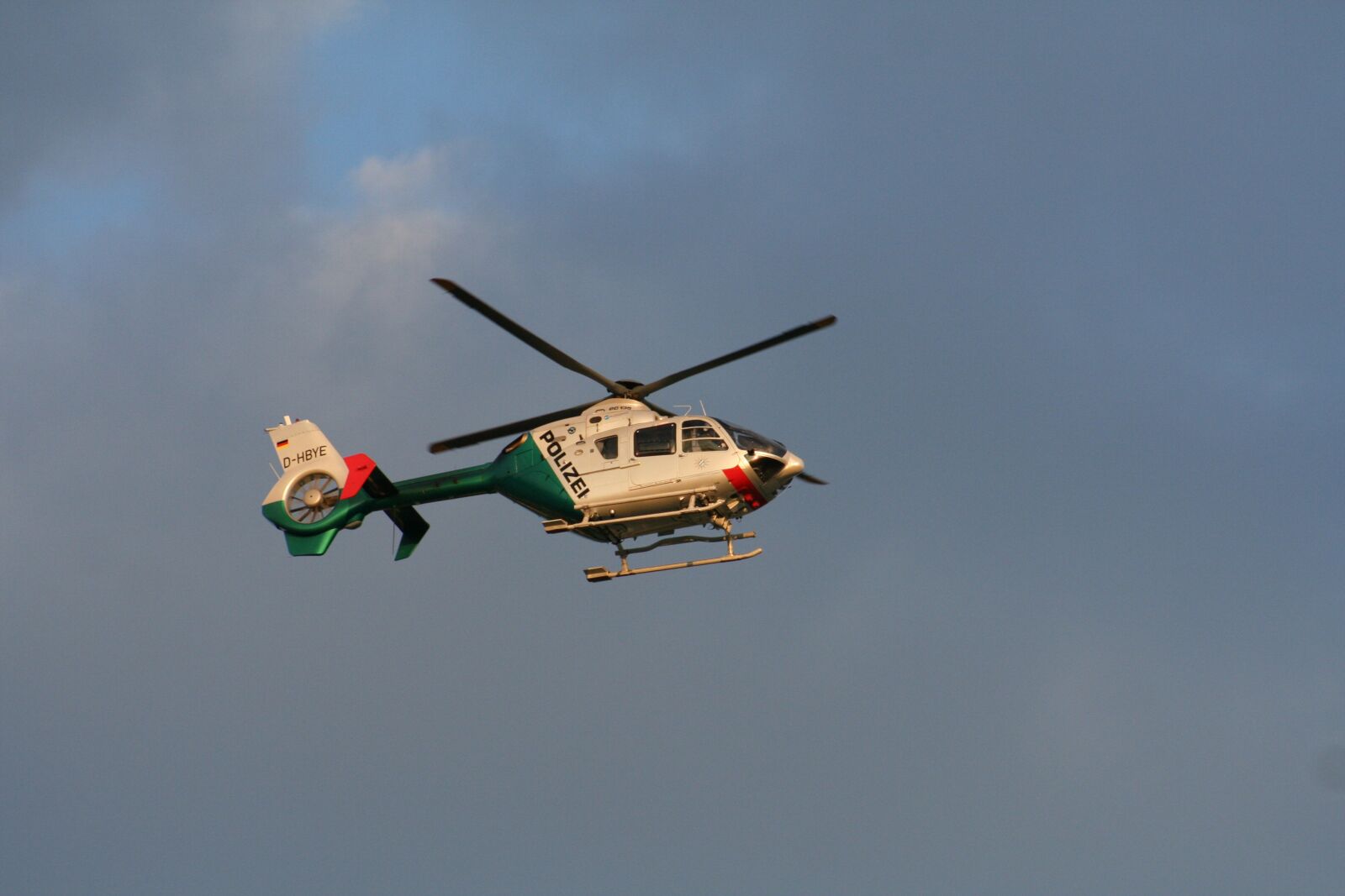 Canon EOS 350D (EOS Digital Rebel XT / EOS Kiss Digital N) sample photo. Heli, police, security photography