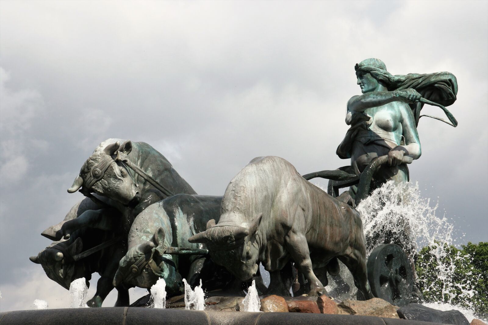 Canon EOS 7D Mark II sample photo. Blow, bulls, clouds, monument photography
