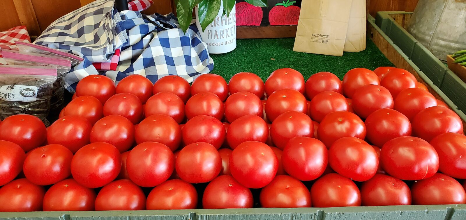 Samsung Galaxy S10e sample photo. Tomatoes, red, tomato photography