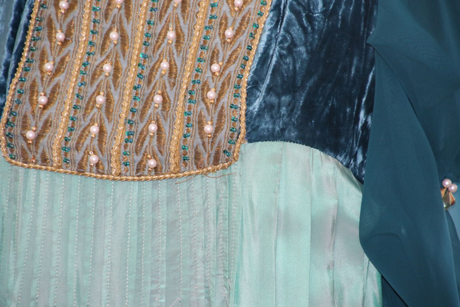 Canon EOS 7D Mark II sample photo. Beads, clothes, costume, dress photography