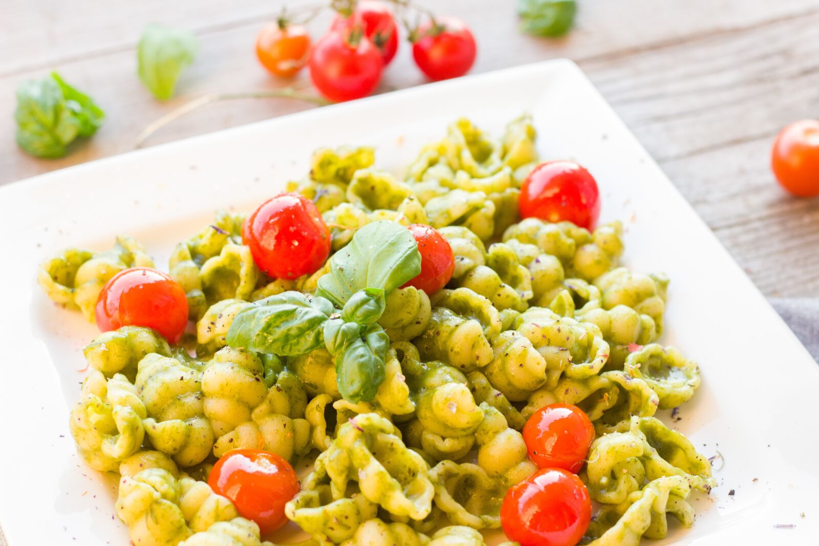 Canon EOS 600D (Rebel EOS T3i / EOS Kiss X5) + Canon EF 50mm F1.8 STM sample photo. Pasta, bear's garlic, herbs photography