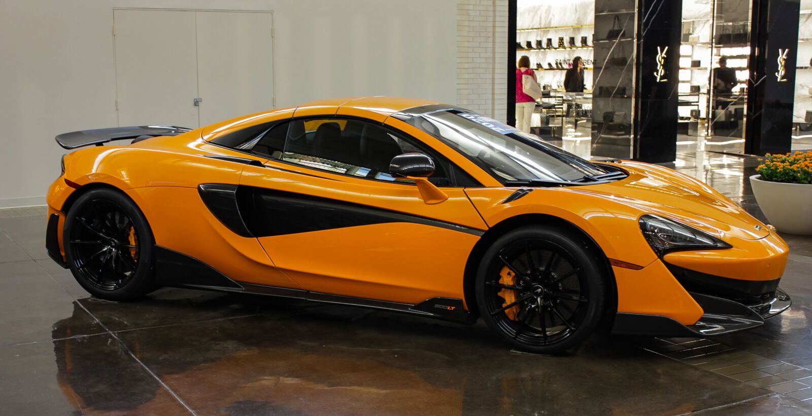 Canon EOS 550D (EOS Rebel T2i / EOS Kiss X4) sample photo. Mclaren, luxury car, shopping photography