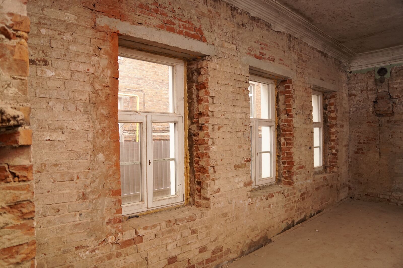 Sony ILCA-77M2 + Sony DT 16-50mm F2.8 SSM sample photo. House, antiquity, window photography