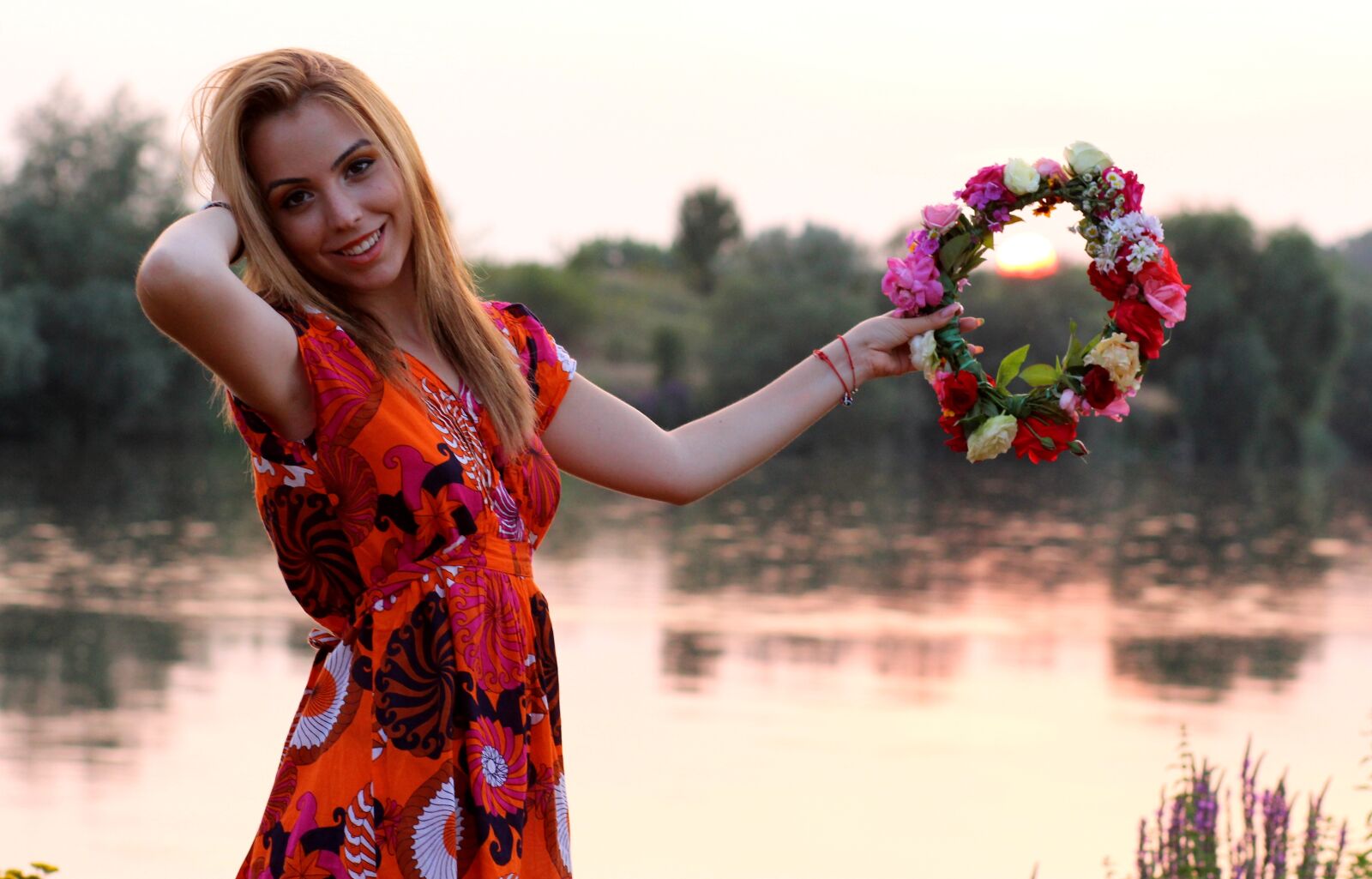 Canon EOS 700D (EOS Rebel T5i / EOS Kiss X7i) + Canon EF 85mm F1.8 USM sample photo. Girl, sunset, wreath photography